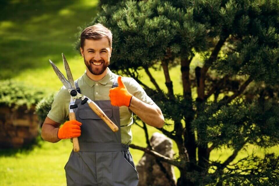 Jardinier heureux dans son jardin
