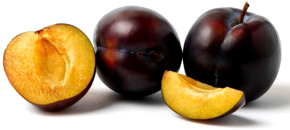 Prunes à cerise noires entières et tranchées