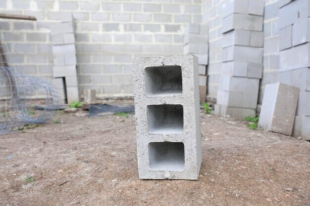 Parpaing gris dans un chantier